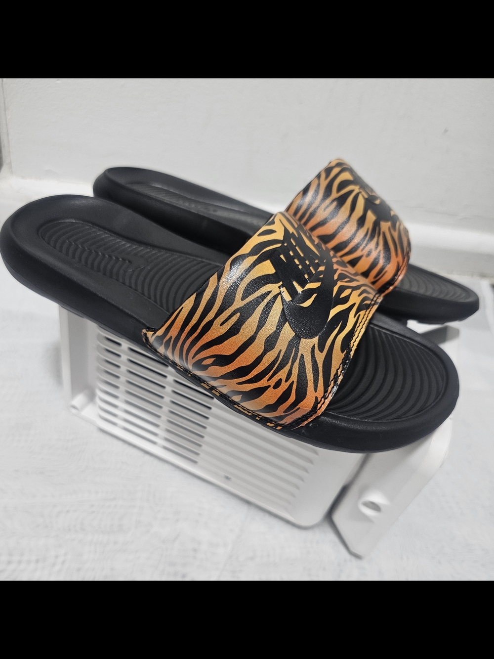Nike Women's Victori One Slide Sandals Black/Brown Animal Print Strap US 9 Logo - Picture 5 of 9